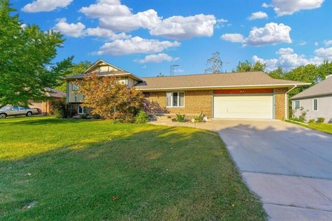 Building Photo - Large Family home in Chelsea Est. just SW ...