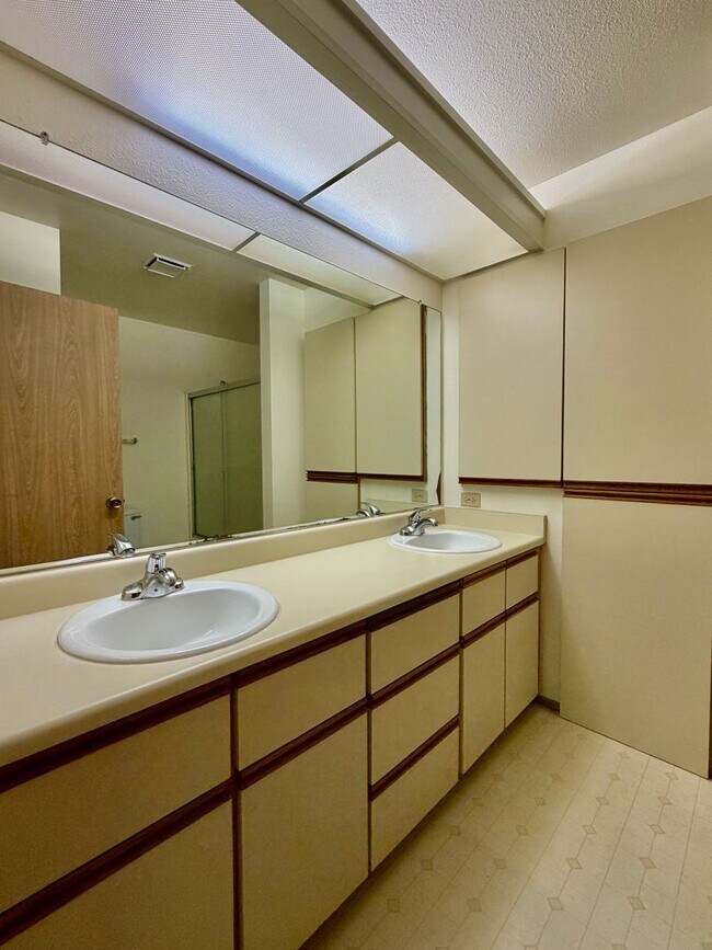 Building Photo - 1276 Bellevue Way NE