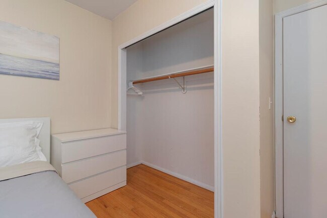 Building Photo - 331 E 92nd St