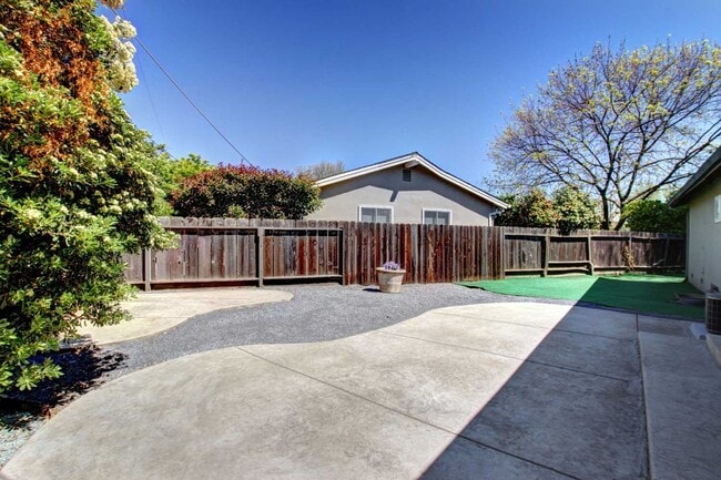 Building Photo - Adorable College Green 3 BDRM 2 BATH available early-mid January!