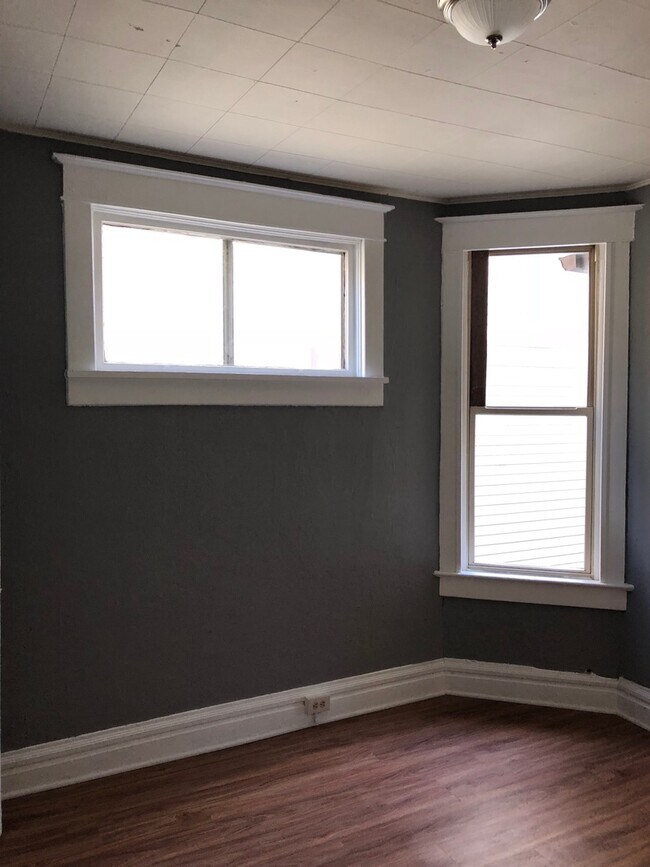 Building Photo - Downtown Apartment