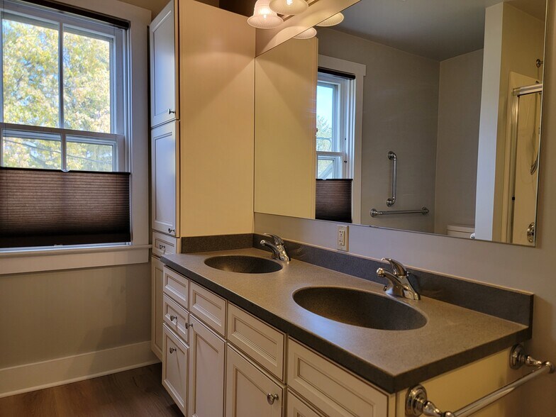 Building Photo - 819 Fruitville Pike