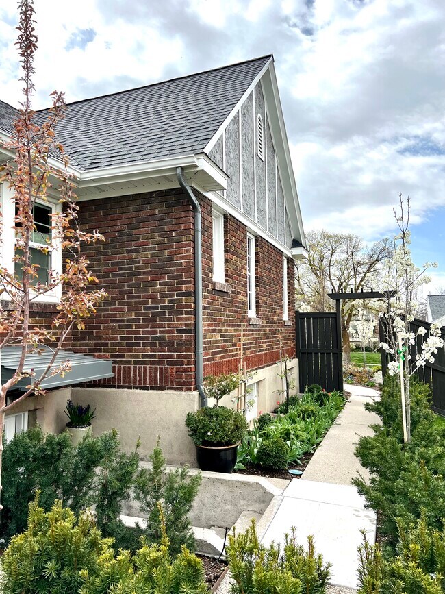 private entrance - 1555 E Browning Ave