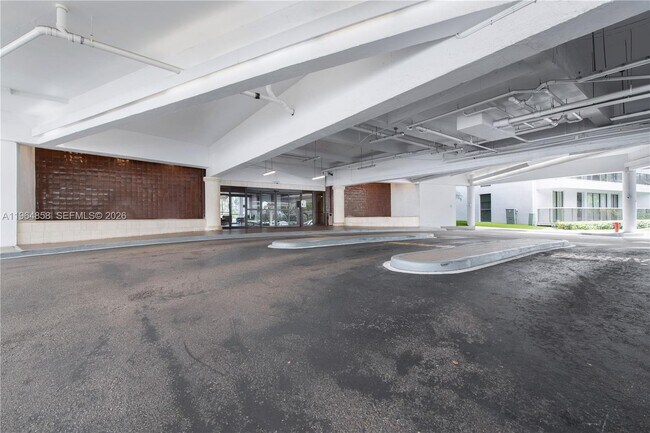 Building Photo - 3731 N Country Club Dr