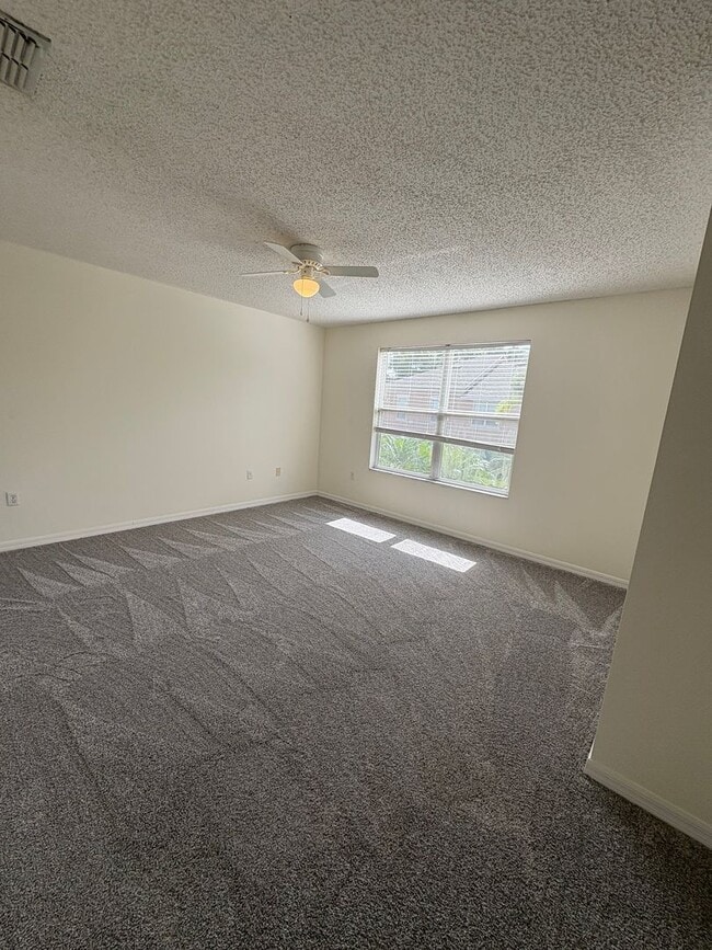 Building Photo - For Rent: 3 Bed / 2.5 Bath Townhome in Ash...