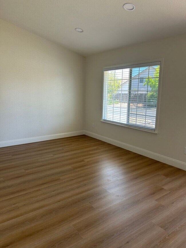 Building Photo - 2813 Vista Palomar