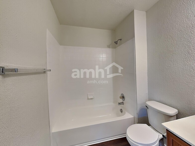 Building Photo - 10423 Manor Crk