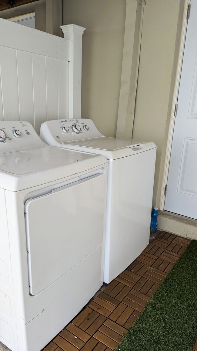 Building Photo - 3334 SW 24th Ter