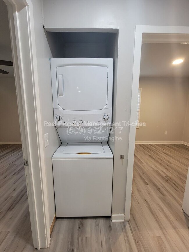 Building Photo - 400/402 Barth Ave