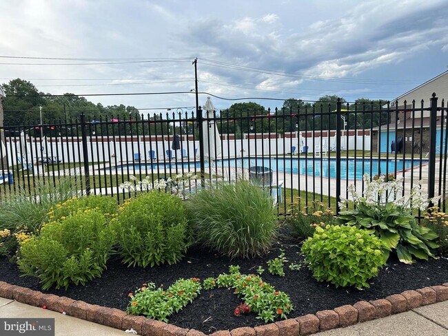 Building Photo - 3850 Woodhaven Rd