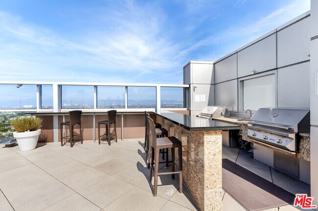 Building Photo - 13700 Marina Pointe Dr