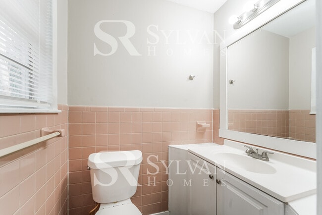 Building Photo - Fall in love with this beautiful 3BR 1BA home