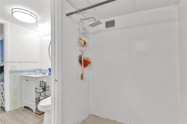 Building Photo - 1331 Lincoln Rd