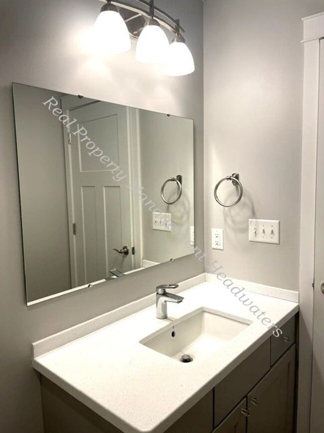 Building Photo - 3 Bedroom 2 Bath House For Rent
