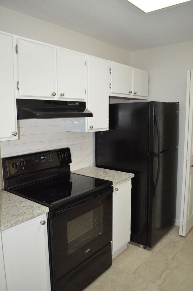 Building Photo - Beautiful 2 bed 2 bath with new flooring a...