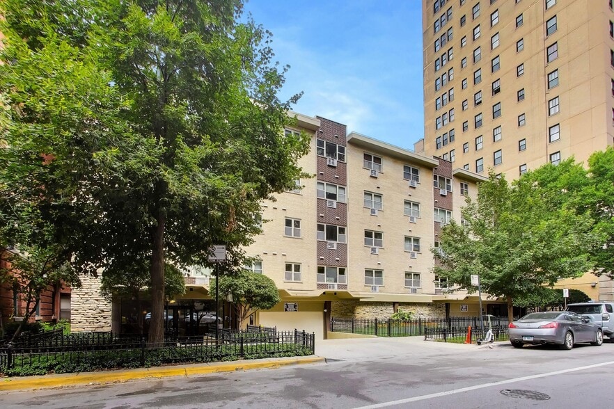 Building Photo - 420 W Aldine Ave