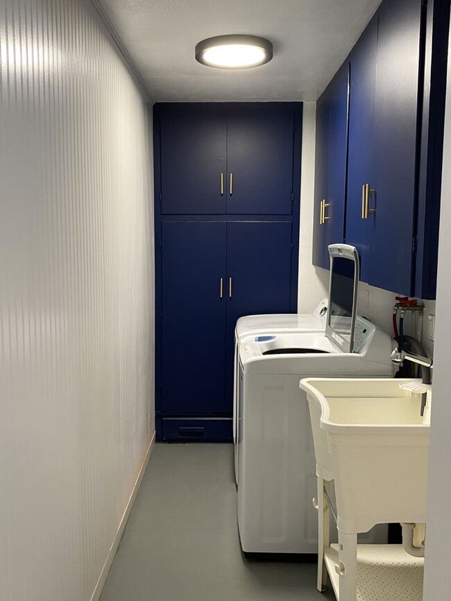 Building Photo - Remodeled Cottage