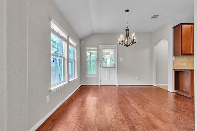 Building Photo - 204 Chickadee Ln