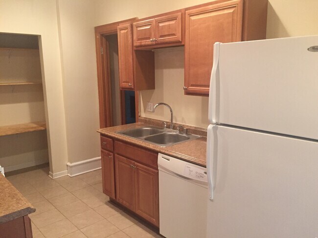 Building Photo - 2704 E Hartford Ave