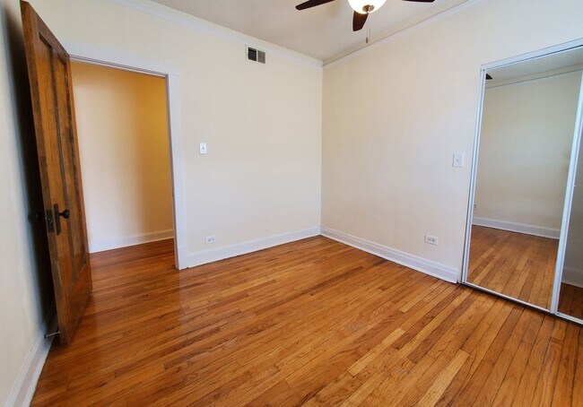 Building Photo - East Albany Park – Updated 1-Bedroom Apt –...