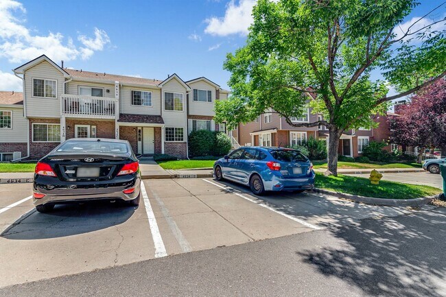 Building Photo - 2 bed / 3.5 bath / Aurora Townhome