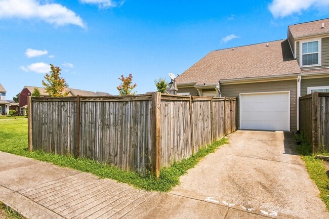 Building Photo - 2055 Hemlock Dr