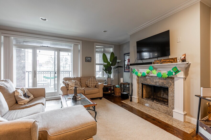 Building Photo - 1138 W Diversey Pky