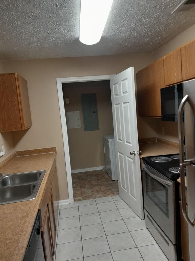 Building Photo - 5104 Fairington Ridge Cir