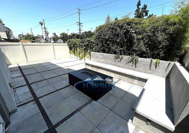 Building Photo - Elegant 3-Story, 4-Bedroom, 3-Bath Condo