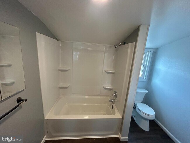 Building Photo - 234 W 7th St