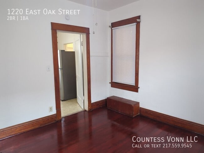 Building Photo - 1220 E Oak St