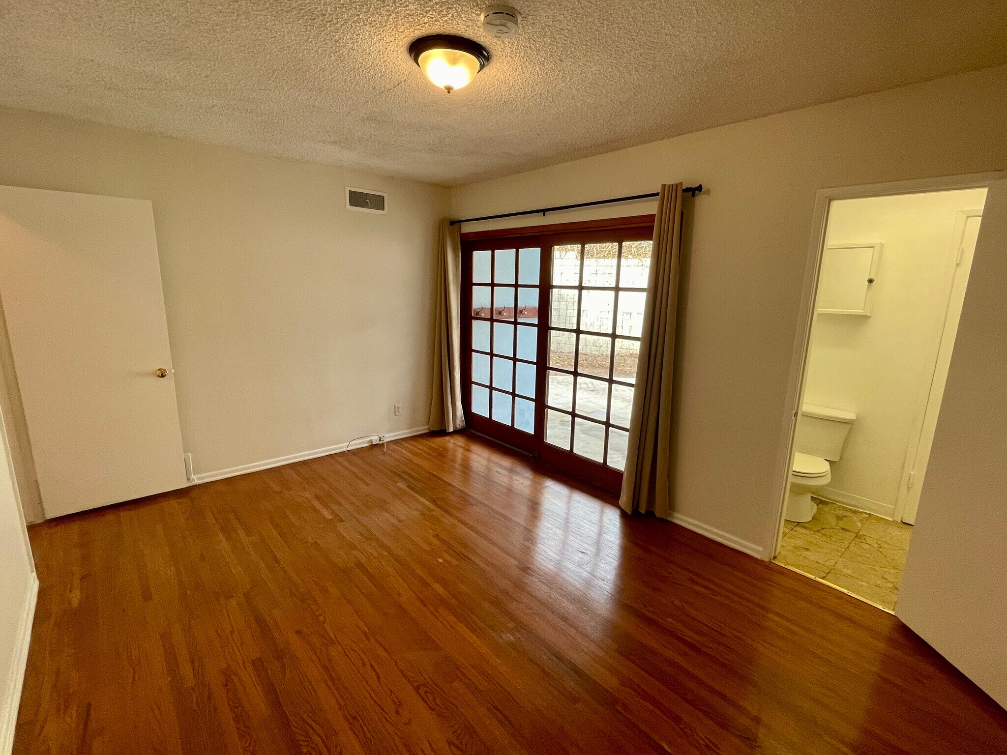Building Photo - 12505 Manor Dr