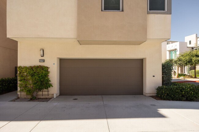 Building Photo - Spacious 4 Bedroom Townhome in the Milleni...