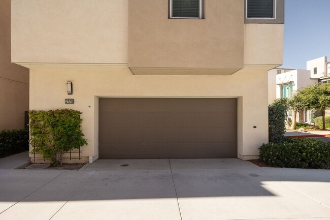 Building Photo - Spacious 4 Bedroom Townhome in the Millenia Community!