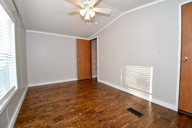 Building Photo - 3 Bedroom 2 Bath Mobile Home in Choudrant