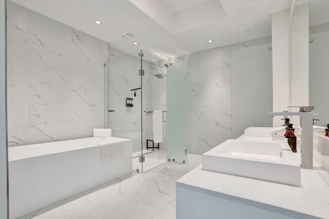 Building Photo - 3100 N Ocean Dr