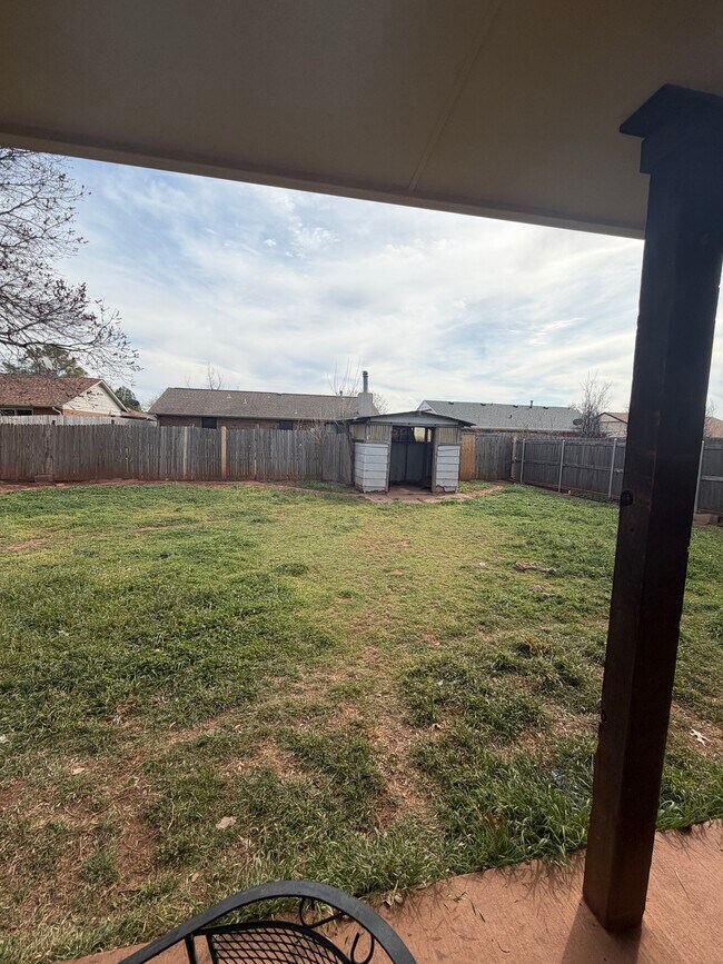 Building Photo - 927 E Krayler Ave