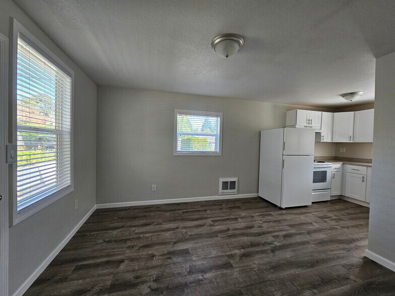 Building Photo - 3220 SE Rockwood St