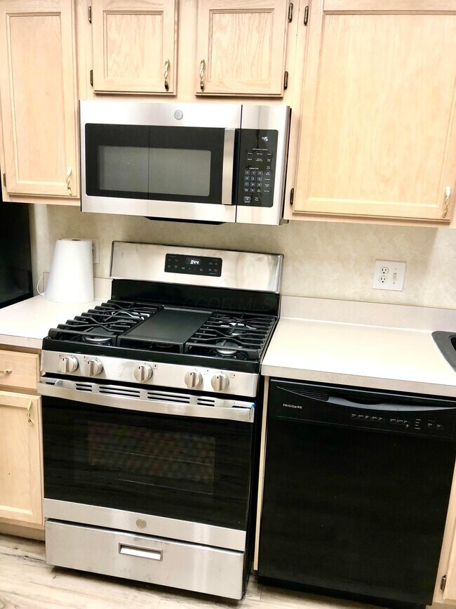 Building Photo - 6835 Villabrook Dr
