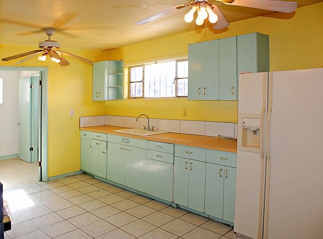 Building Photo - Spacious home Move-In Ready