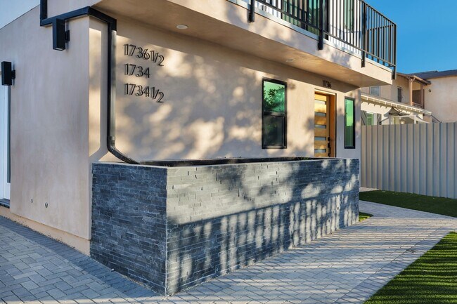 Building Photo - 1734 Carmona Ave