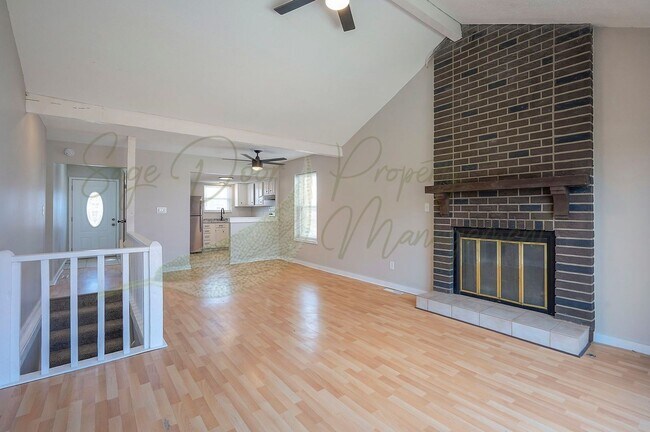 Building Photo - CHARMING TOWNHOME IN LEES SUMMIT!!