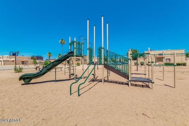 Building Photo - 4522 E Pueblo Ave