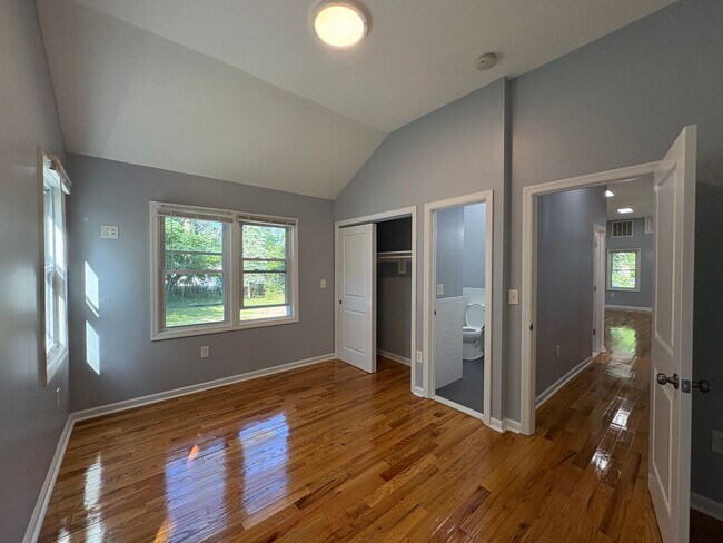 Building Photo - Charming 4-Bedroom 2-Bathroom Home in Nept...