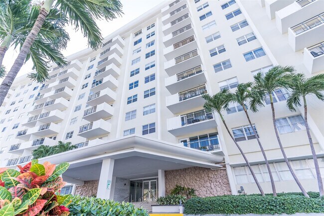 Building Photo - 401 Golden Isles Dr