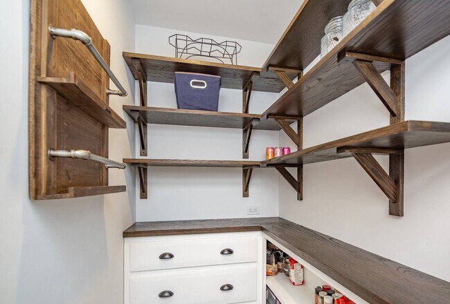 Building Photo - 91 Pantigo Rd