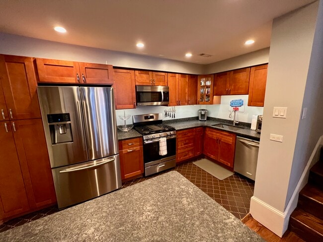 Building Photo - 604 S 12th St