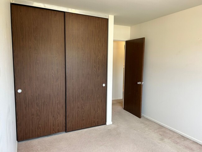 Building Photo - 2 Bed, 1 Bath Apartment at Lynnwood - Beautiful Views!!