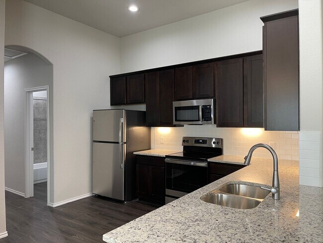 Building Photo - TOWNHOME FOR RENT