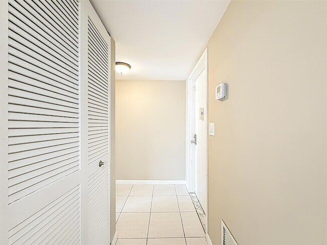 Building Photo - 1147 Hillsboro Mile Unit 506